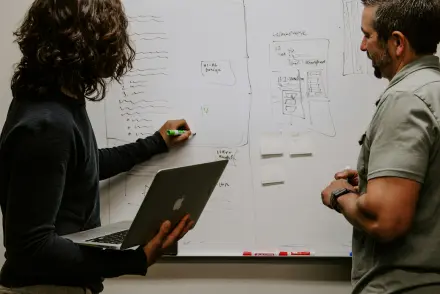 İçerik strateji oturumu — masada konu haritası, mind map ve cluster planları.